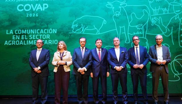 De izquierda a derecha: Ricardo Pozas Teba, responsable de Agro Andalucía de Banco Santander; Ana María López Losilla, subdelegada del Gobierno en Córdoba; Ricardo Delgado Vizcaíno, presidente de COVAP; Luis Planas Puchades, ministros de Agricultura, Pesca y Alimentación; el director general de Tetra Pack Iberia, Chakib Kara; Santiago Muñoz Cabello, alcalde de Pozoblanco, y Antonio Carmona Mora, director general de COVAP