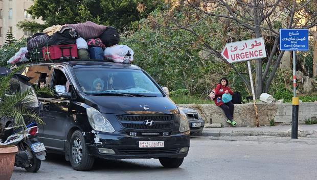 La gente se aleja de los suburbios del sur de Beirut después de la última advertencia israelí emitida a los residentes para que evacuen