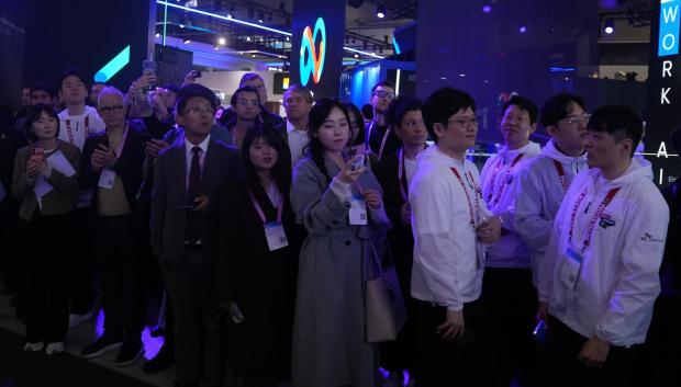 Varias personas durante la primera jornada del MWC de Barcelona