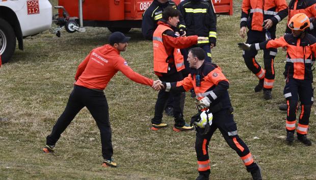 Agentes de los Servicios de Emergencias trabajan en la playa de El Bocal, a 5 de marzo de 2026, en Santander, Cantabria (España). Un GEO ha hallado este jueves un cuerpo en la zona donde se buscaba a la joven de 20 años desaparecida tras el derrumbe de una pasarela que provocó el fallecimiento de cinco jóvenes, y la hospitalización de una sexta víctima.

Nacho Cubero / Europa Press
05/3/2026