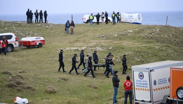 Agentes de los Servicios de Emergencias trabajan en la playa de El Bocal, a 5 de marzo de 2026, en Santander, Cantabria (España). Un GEO ha hallado este jueves un cuerpo en la zona donde se buscaba a la joven de 20 años desaparecida tras el derrumbe de una pasarela que provocó el fallecimiento de cinco jóvenes, y la hospitalización de una sexta víctima.

Nacho Cubero / Europa Press
05/3/2026