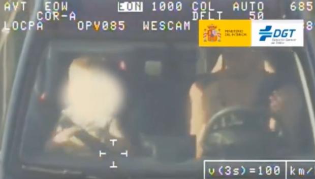 Un conductor jugando a las palmas con su hijo