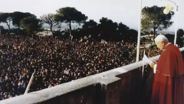 Juan Pablo II oficiando una misa en la Muntanyeta de Alzira, en memoria de los fallecidos por la pantanà de Tous de aquel año