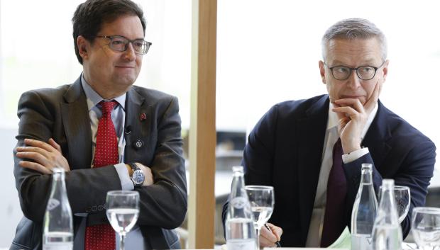 El ministro para la Transformación Digital español, Óscar López (i), y su homólogo alemán, Karsten Wildberger