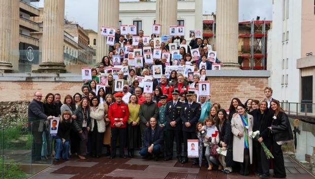Paco Lobatón con familiares de desaparecidos en el Templo Romano de Córdoba