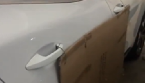 El cartón que protege la puerta del vehículo