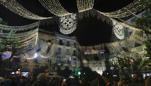 Imagen de una de las calles iluminadas en Fallas