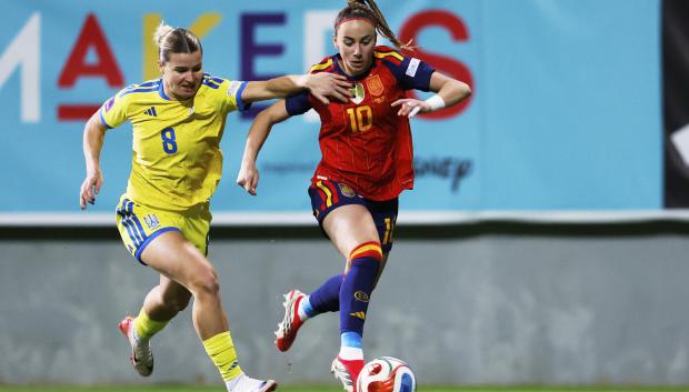 La delantera de España Athenea del Castillo (d) se escapa de Maryna Shaynyuk, de Ucrania