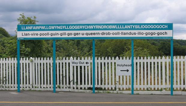 Estación de tren del pueblo de Llanfairpwllgwyngyllgogerychwyrndrobwllllantysiliogogogoch (Gales)