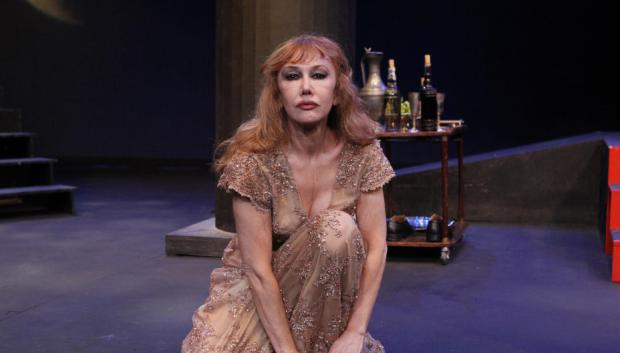 La actriz Victoria Vera actuando en una obra