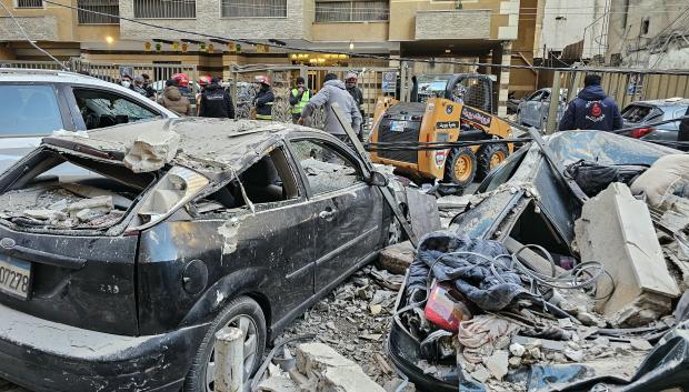 Personal de emergencia trabaja en el lugar de un ataque aéreo israelí contra un edificio en el barrio Aisha Bakkar de Beirut