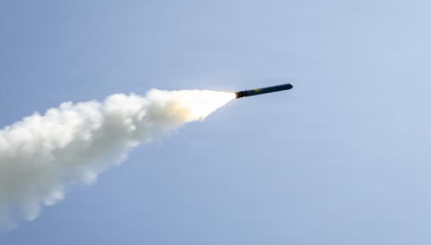 El destructor de misiles guiados clase Arleigh Burke, USS Delbert D. Black (DDG 119), dispara un misil de ataque terrestre Tomahawk (TLAM) en apoyo de la Operación Furia Épica, el 28 de febrero de 2026