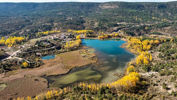 The Una lagoon, a lagoon located in the town of Una, in the province of Cuenca, Castilla La Mancha, Spain. Viewpoint to the lagoon in Una in the Serrania de Cuenca in Spain.