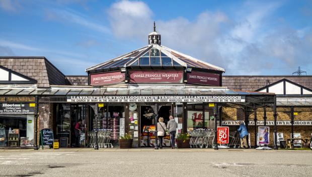 Los comercios del pueblo también presumen de nombre