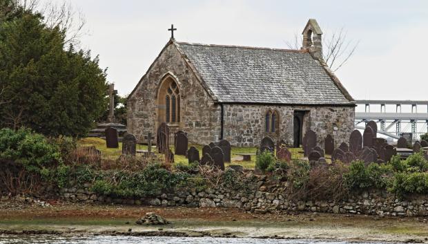 Iglesia de San Tysilio y puente de Menai