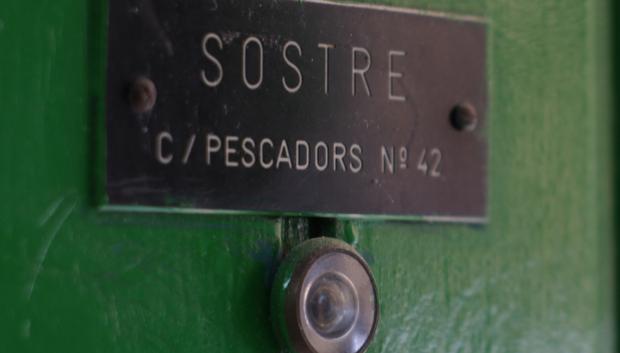 La puerta verde de Projecte Sostre en la calle Pescadors