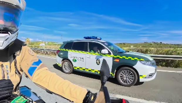 El coche vuelve a rebasar a la moto instantes después