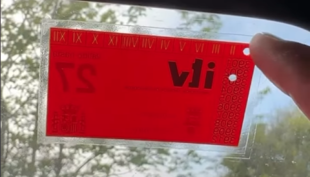 Algunos conductores pagarían por quitar la pegatina de la ITV