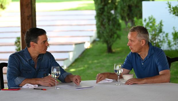 El presidente del Gobierno, Pedro Sánchez, y el secretario general de la OTAN, Jens Stoltenberg, durante su encuentro en la finca Quintos de Mora (Toledo).