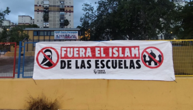 Cartel de 'fuera el islam de las escuelas'