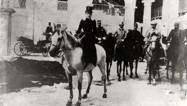 La infanta Eulalia de Borbón a caballo en el patio central del Palacio de los Capitanes Generales en La Habana, Cuba