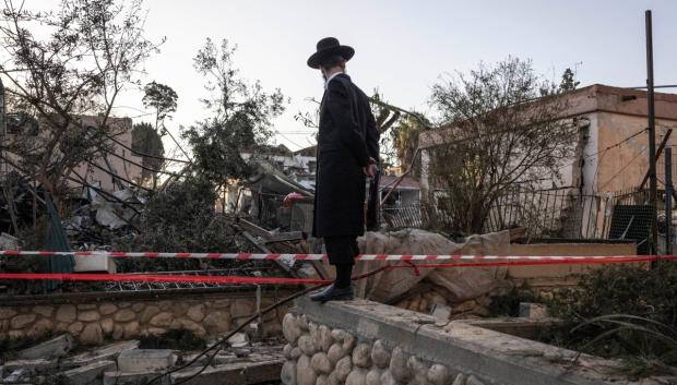 Un judío ultraortodoxo observa las casas destruidas en un ataque con misiles iraníes en Dimona