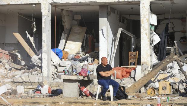 Los vecinos de la localidad del sur de Israel Dimona, tratan de rescatar lo que queda de sus hogares tras el impacto de un misil iraní, que dejó decenas de heridos