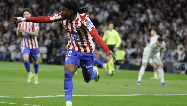 Ademola Lookman celebra el 0-1 del Atlético de Madrid en el Bernabéu