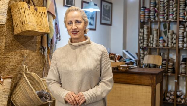 La responsable, frente a artículos que vende la tienda