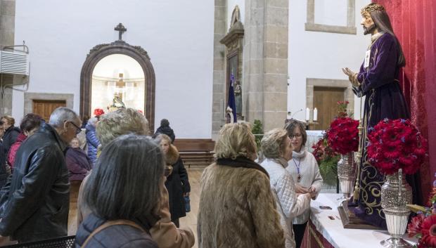 El besapiés a la imagen de Jesús rescatado en la iglesia de San Pablo en Salamanca