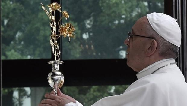 El Papa Francisco con la Rosa de Oro.

REMITIDA / HANDOUT por ARZOBISPADO
Fotografía remitida a medios de comunicación exclusivamente para ilustrar la noticia a la que hace referencia la imagen, y citando la procedencia de la imagen en la firma
22/9/2024