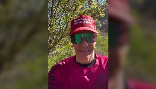 Sánchez luce una gorra similar a la de Trump, con otro mensaje «Make Science Great Again»