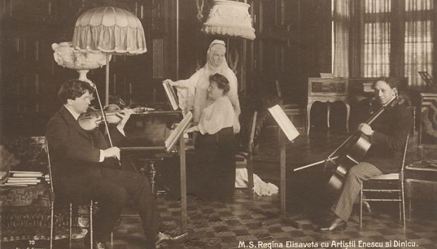 Carmen Sylva con Georges Enescu a la izquierda y Grigoraș Dinicu a la derecha