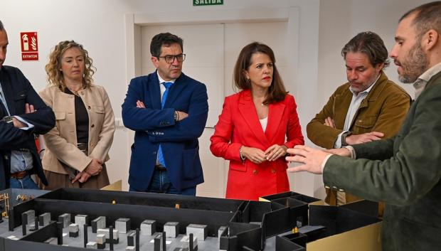 (Foto de ARCHIVO)
El presidente de la Diputación de Ciudad Real, Miguel Ángel Valverde, asiste a la explicación del proyecto museístico Mucana