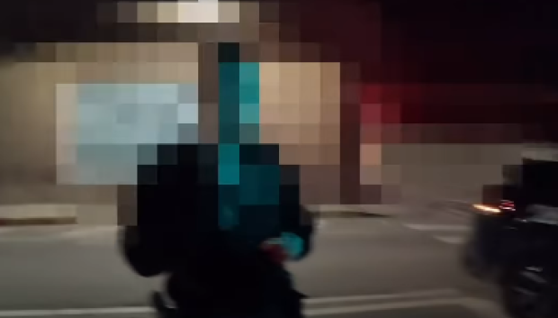 El Policía Nacional le llega a facilitar su número de identificación