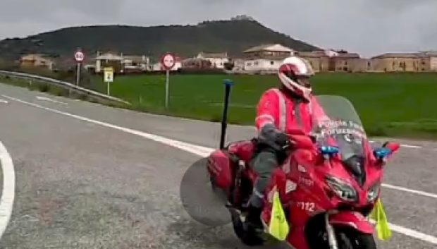 Distintivo amarillo, debemos seguir sus indicaciones con precaución