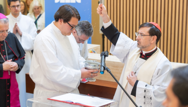 El cardenal Cobo bendijo el establecimiento y declaró: «Que sea este un lugar donde constantemente se escuche y medite tu Palabra, se fortalezca la comunión eclesial y se viva el amor fraterno»