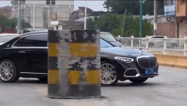 Algunos vehículos tienen que cambiarse de carril