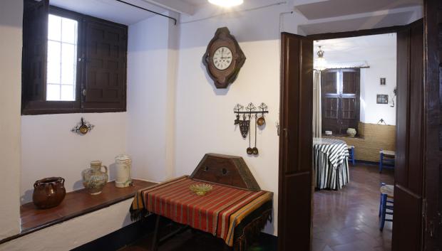 Antesala del comedor de la casa de Manuel de Falla

En este carmen granadino vivio Manuel de Falla entre 1922 y 1939 junto a su hermana Maria del Carmen