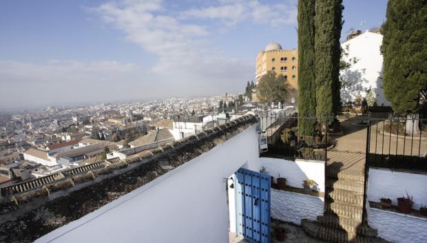 Umbral y vistas de Granada desde la casa 

En este carmen granadino vivio Manuel de Falla entre 1922 y 1939 junto a su hermana Maria del Carmen