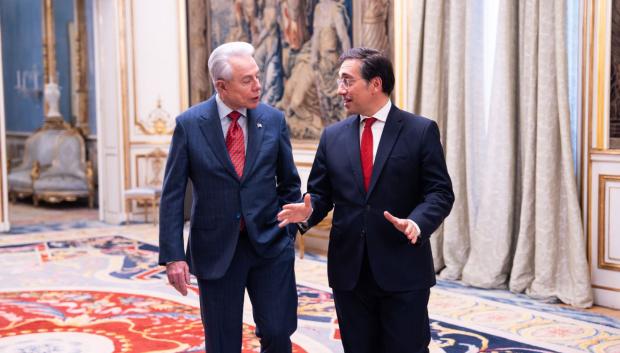 Albares junto al nuevo embajador de Estados Unidos en España, Benjamín León