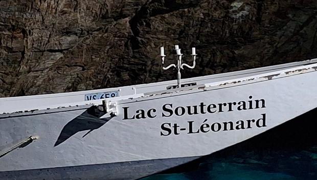 Las barcas van equipadas con candelabros