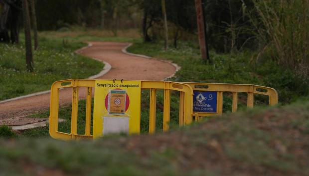 Una valla indica la prohibición del acceso al Parque Natural de Collserola