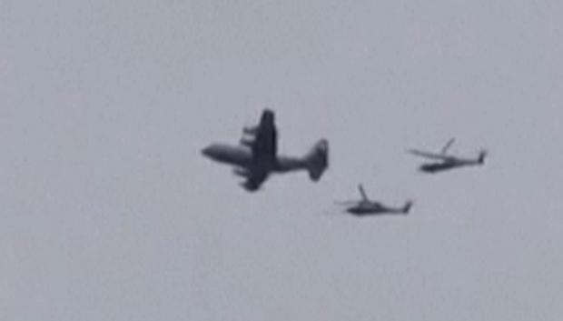 Un avión estadounidense, seguido de dos helicópteros, sobrevolando el sur de Irán