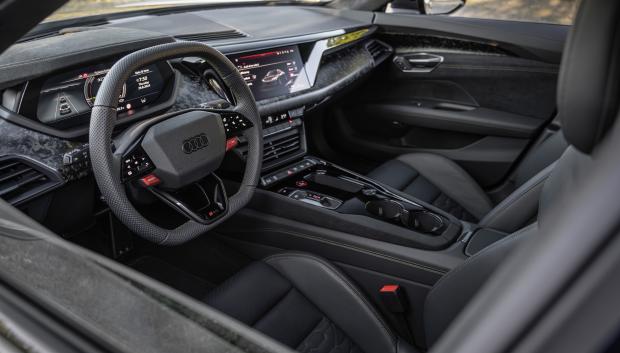 El interior mejora con nuevas molduras y estrena volante