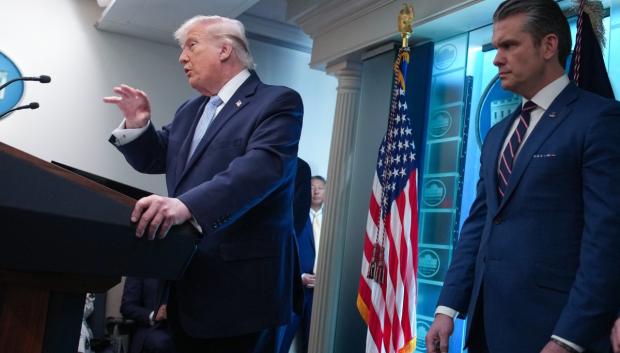 Trump habla durante una rueda de prensa mientras el secretario de Guerra, Pete Hegseth (derecha), observa