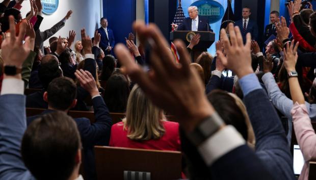 El presidente de Estados Unidos, Donald Trump, responde preguntas