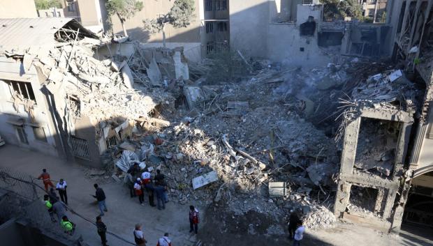 Trabajadores y voluntarios iraníes se congregan en el lugar donde, según informes de medios locales, los ataques israelíes-estadounidenses destruyeron la sinagoga Rafi-Nia