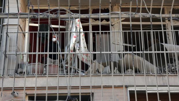 Un residente iraní permanece dentro de su casa dañada tras los ataques israelí-estadounidenses