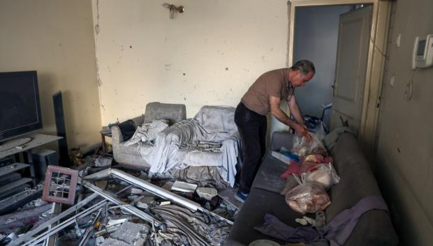 Un residente iraní rescata algunas pertenencias de su casa